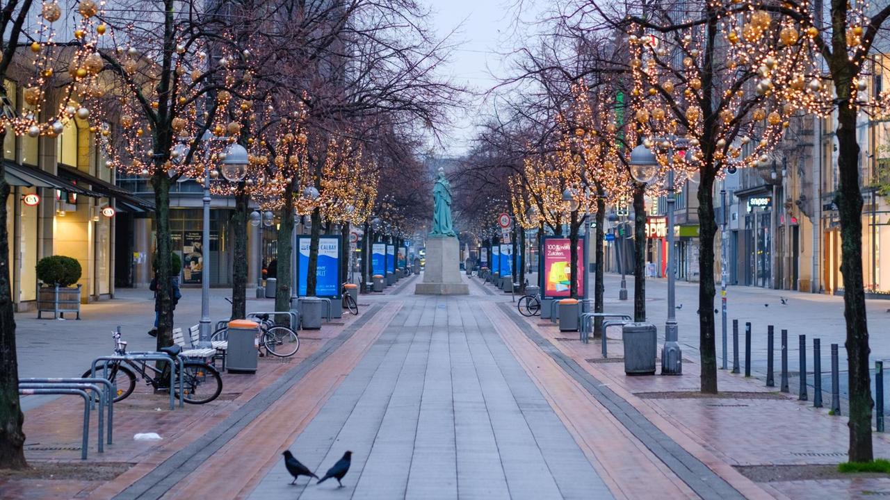 Zwei Tauben sitzen auf dem Pflaster in der Innenstadt von Hannover vor der Öffnung der Geschäfte. Zwei Tauben sitzen auf dem Pflaster in der Innenstadt von Hannover vor der Öffnung der Geschäfte.