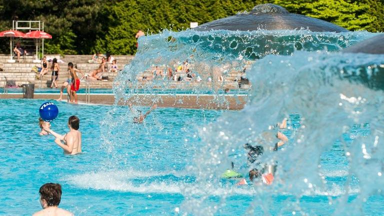 Kinder spielen am 20.05.2014 im Freibad Prinzenbad in Berlin unter pilzförmigen Brunnen. Kinder spielen am 20.05.2014 im Freibad Prinzenbad in Berlin unter pilzförmigen Brunnen.