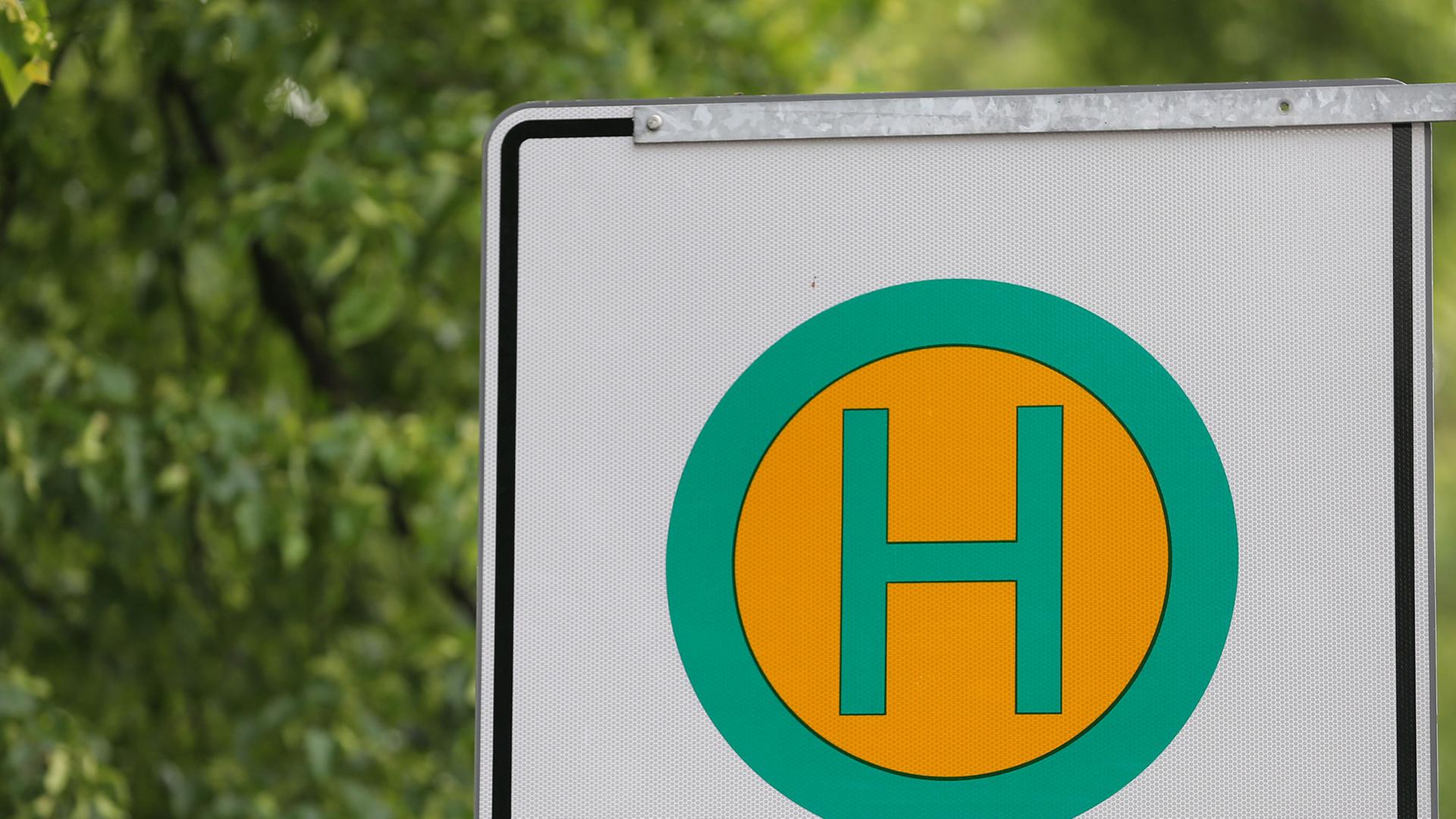 Ein Schild weist auf eine Haltestelle für Fernbusse am 09.05.2014 in Leipzig (Sachsen) hin. Ein Schild weist auf eine Haltestelle für Fernbusse am 09.05.2014 in Leipzig (Sachsen) hin.