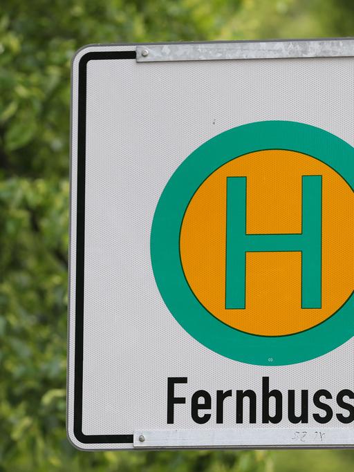 Ein Schild weist auf eine Haltestelle für Fernbusse am 09.05.2014 in Leipzig (Sachsen) hin.