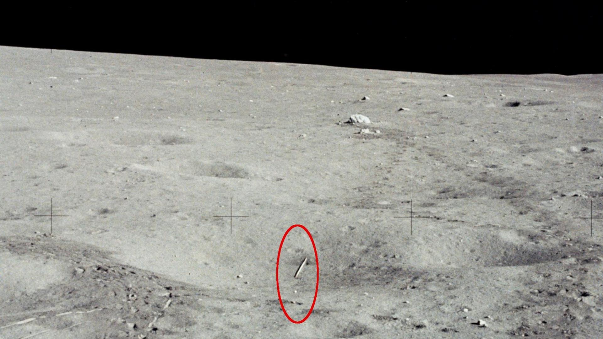 Der Speer und direkt unterhalb ein Golfball im später Javelin (englisch Speer) genannten Krater auf dem Mond Der Speer und direkt unterhalb ein Golfball im später Javelin (englisch Speer) genannten Krater auf dem Mond