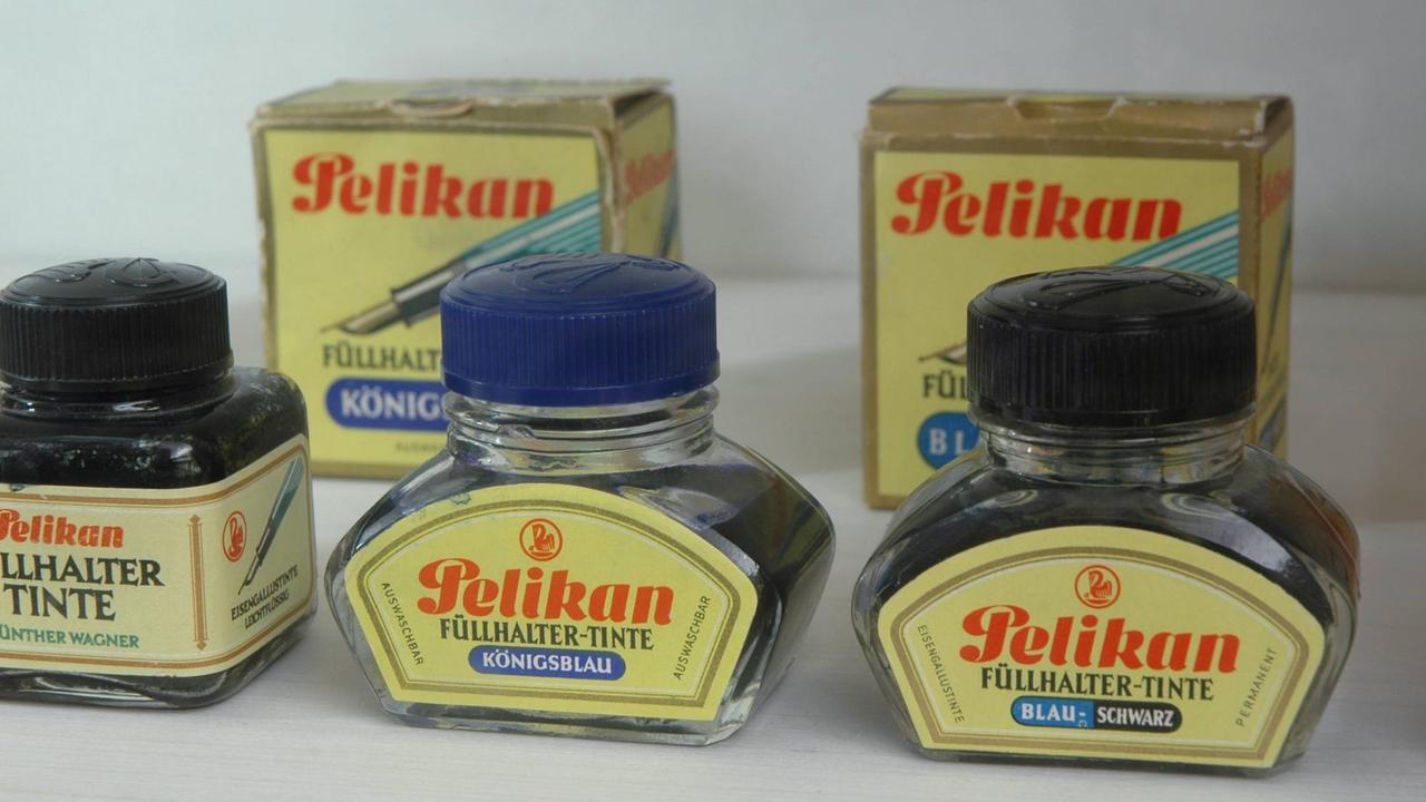Alte Tintengläser der Marke Pelikan im Berliner Museum der Dinge mit gelben Etiketten und der Aufschrift "Füllhalter-Tinte". Alte Tintengläser der Marke Pelikan im Berliner Museum der Dinge mit gelben Etiketten und der Aufschrift "Füllhalter-Tinte".