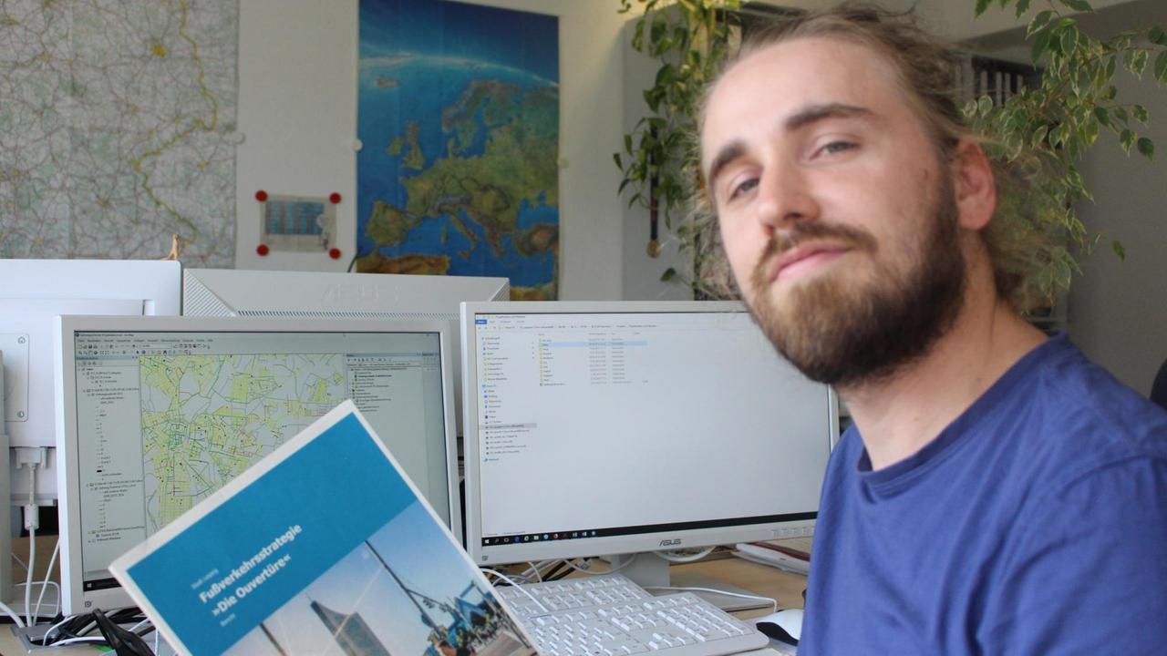 Friedemann Görl in seinem Büro Friedemann Görl in seinem Büro