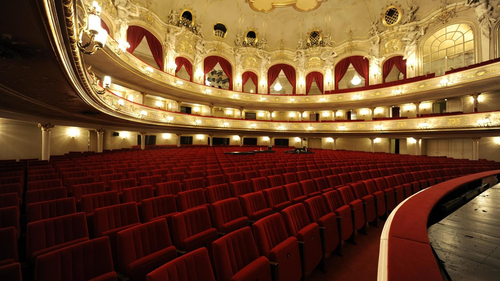Zuschauerraum der Komischen Oper in Berlin. Zuschauerraum der Komischen Oper in Berlin.