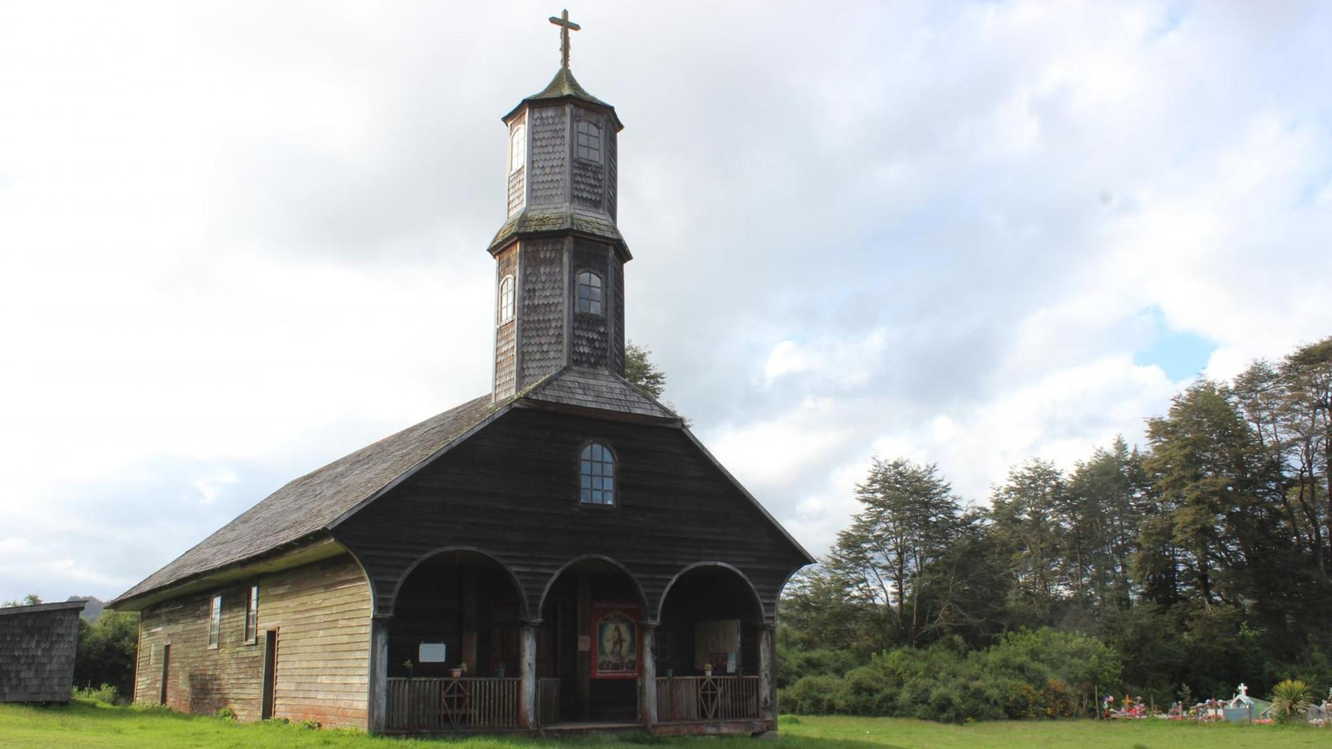 Die Kirche San Antonio de Colo ist eine der 16 Holzkirchen auf der Pazifikinsel Chiloé, die von der UNESCO zum Weltkulturerbe erklärt wurden Die Kirche San Antonio de Colo ist eine der 16 Holzkirchen auf der Pazifikinsel Chiloé, die von der UNESCO zum Weltkulturerbe erklärt wurden
