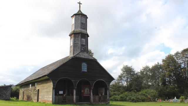 Die Kirche San Antonio de Colo ist eine der 16 Holzkirchen auf der Pazifikinsel Chiloé, die von der UNESCO zum Weltkulturerbe erklärt wurden