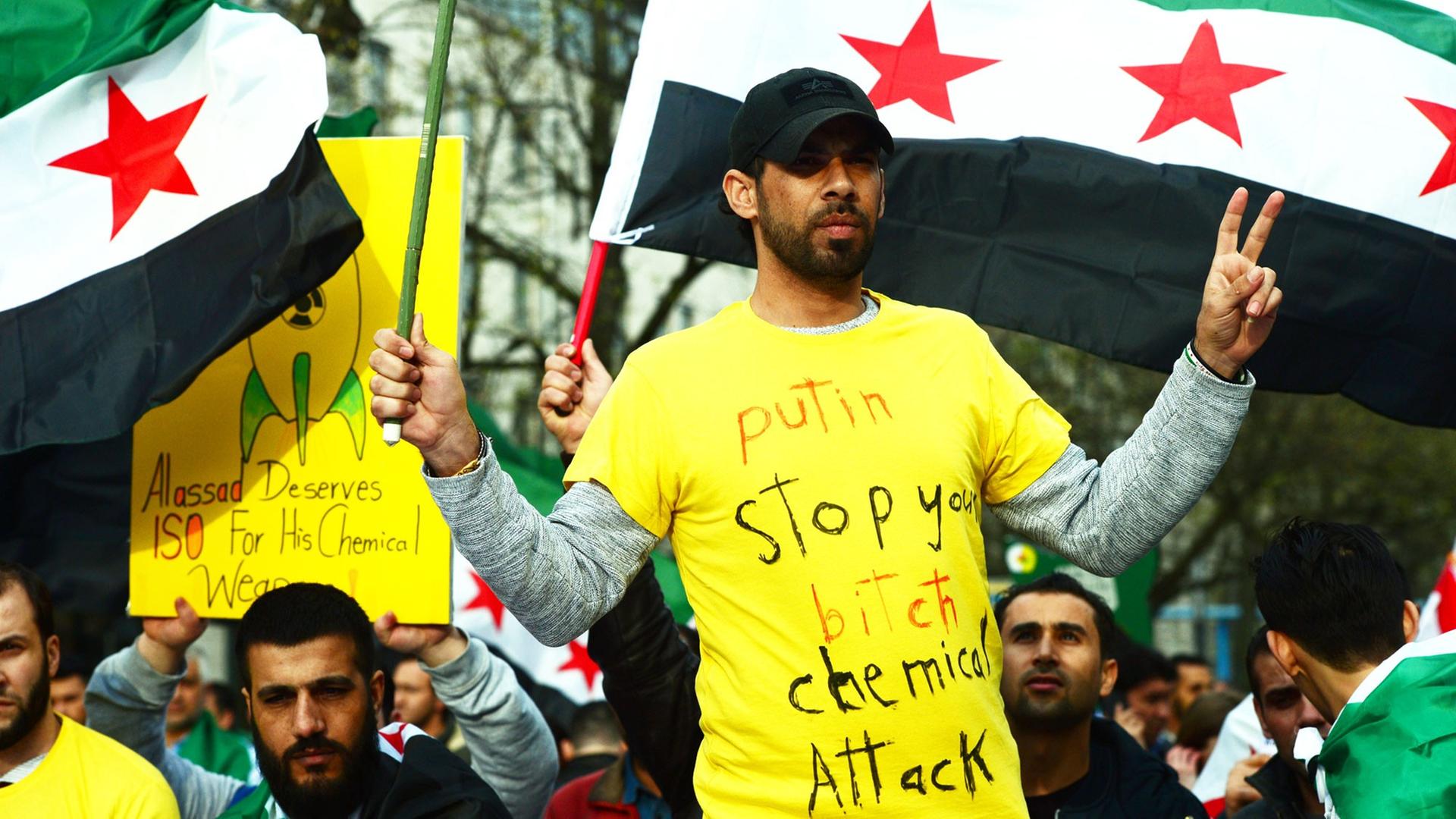 Mitglieder der deutsch-syrischen Solidaritätsorganisation "Adopt a Revolution" und andere Demonstranten protestieren am 05.04.2017 vor der russischen Botschaft in Berlin gegen den Einsatz von Chemiewaffen in Syrien.