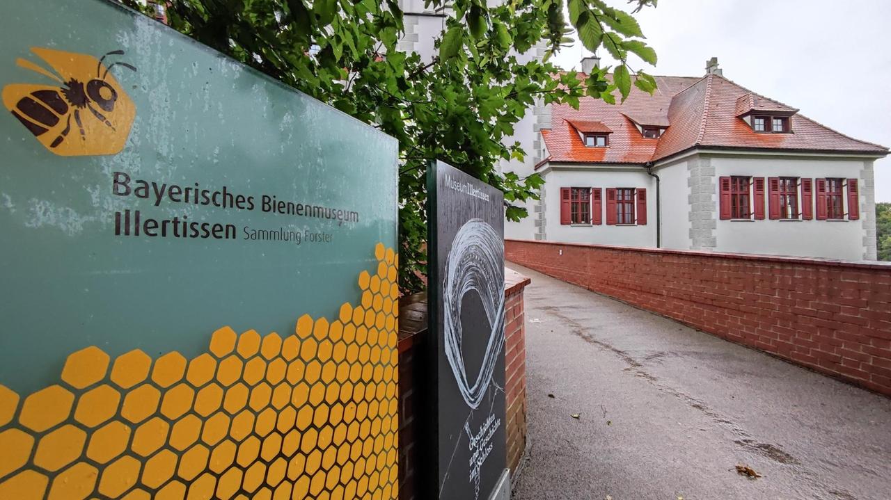 Auffahrt zum Bienenmuseum in Illertissen, das sich durch ein strahlend rotes Dach auszeichnet
