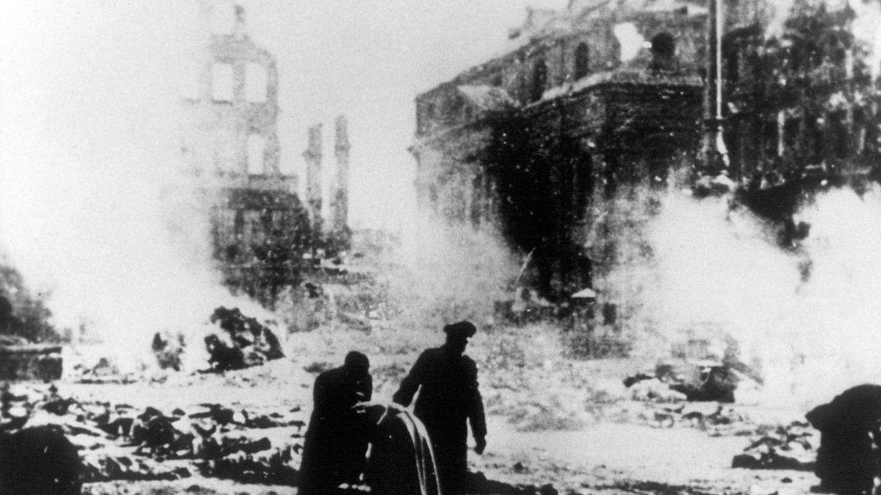 Nach den Bomenangriffen amerikanischer und britischer Flugzeuge auf Dresden am 13. und 14.02.1945 werden die zahlreichen Leichen, die auf der Straße liegen geborgen. Bei dem Angriff wurde die historische Innenstadt von Dresden nahezu völlig zerstört, bis zu 35.000 Menschen wurden getötet. Nach den Bomenangriffen amerikanischer und britischer Flugzeuge auf Dresden am 13. und 14.02.1945 werden die zahlreichen Leichen, die auf der Straße liegen geborgen. Bei dem Angriff wurde die historische Innenstadt von Dresden nahezu völlig zerstört, bis zu 35.000 Menschen wurden getötet.
