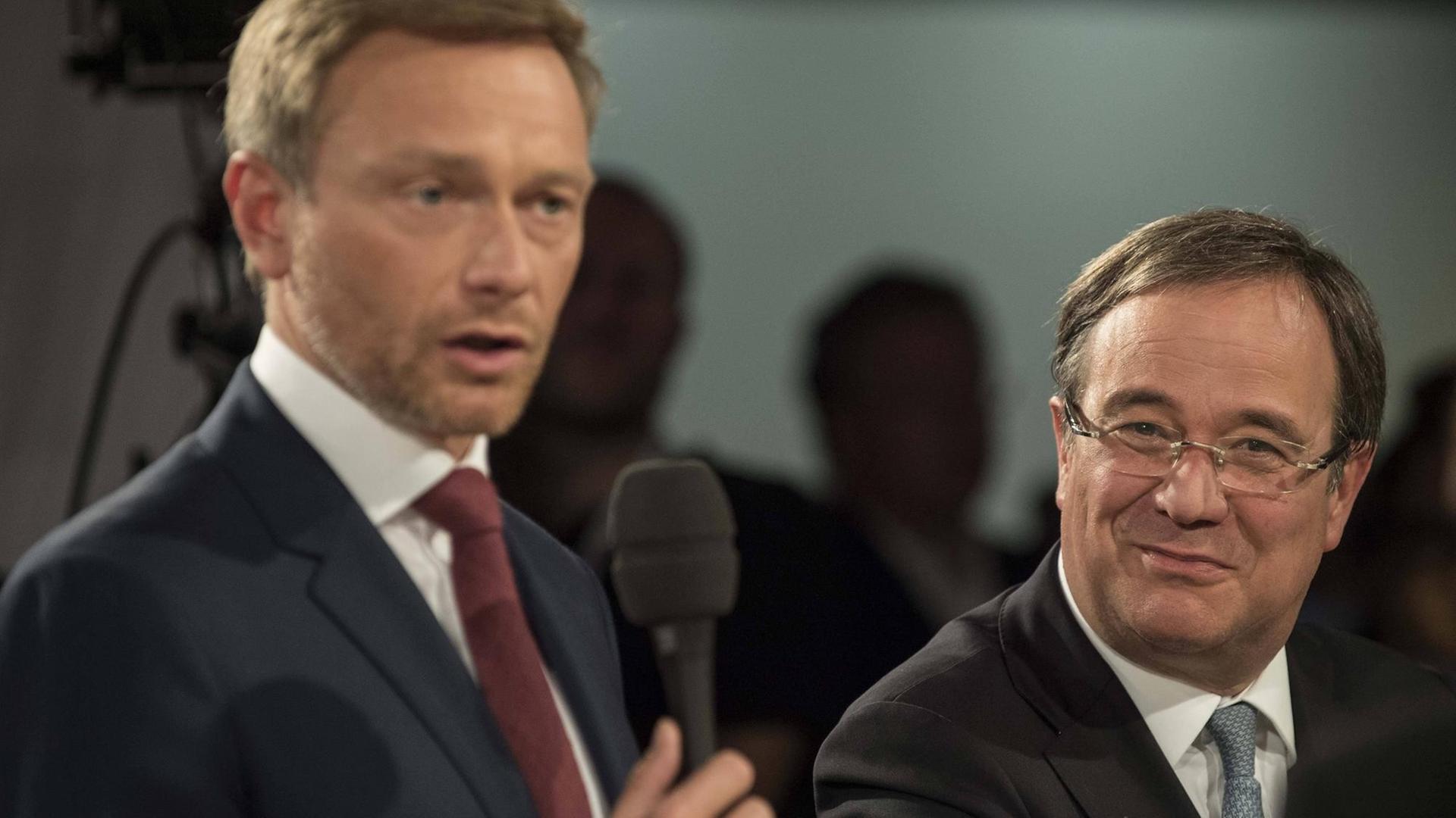 Christian Linder mit Armin Laschet, Spitzenkandidaten von FDP und CDU bei der Landtagswahl in Nordrhein-Westfalen NRW, am 14.05.2017 in Düsseldorf. Christian Linder mit Armin Laschet, Spitzenkandidaten von FDP und CDU bei der Landtagswahl in Nordrhein-Westfalen NRW, am 14.05.2017 in Düsseldorf.