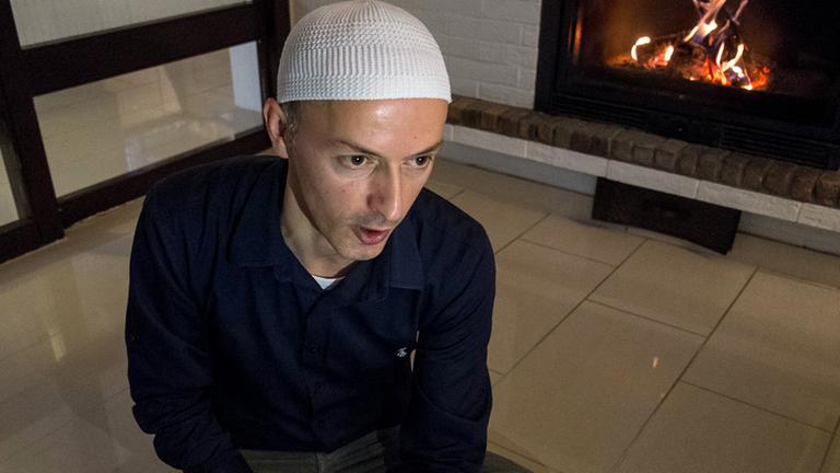 Cengiz Varli von der Ahmadiyya-Gemeinde Lüdenscheid - zuhause vor dem Kamin Cengiz Varli von der Ahmadiyya-Gemeinde Lüdenscheid - zuhause vor dem Kamin
