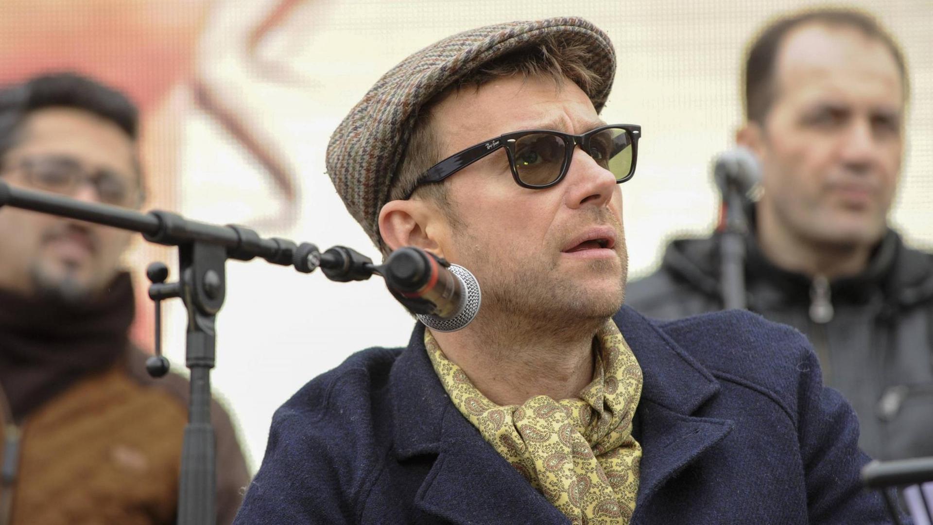 Screening des Oscar-nominierten Films "The Salesman" in London am 26.2.2017. Damon Albarn, Blur-Sänger, gemeinsam mit dem Orchestra of Syrien Musiciens vor der Vorführung des Films. Screening des Oscar-nominierten Films "The Salesman" in London am 26.2.2017. Damon Albarn, Blur-Sänger, gemeinsam mit dem Orchestra of Syrien Musiciens vor der Vorführung des Films.