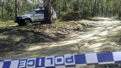 Ein australischer Polizeiwagen parkt an einem Tatort.