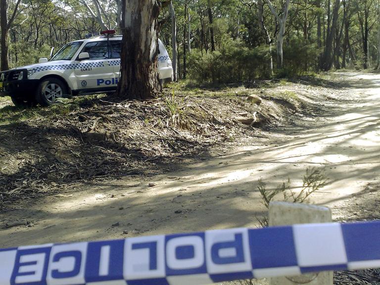 Ein australischer Polizeiwagen parkt an einem Tatort.