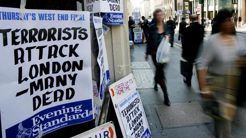 Auf einem Werbeschild einer Zeitung steht: "Terroristen attackieren London - viele Tote".
