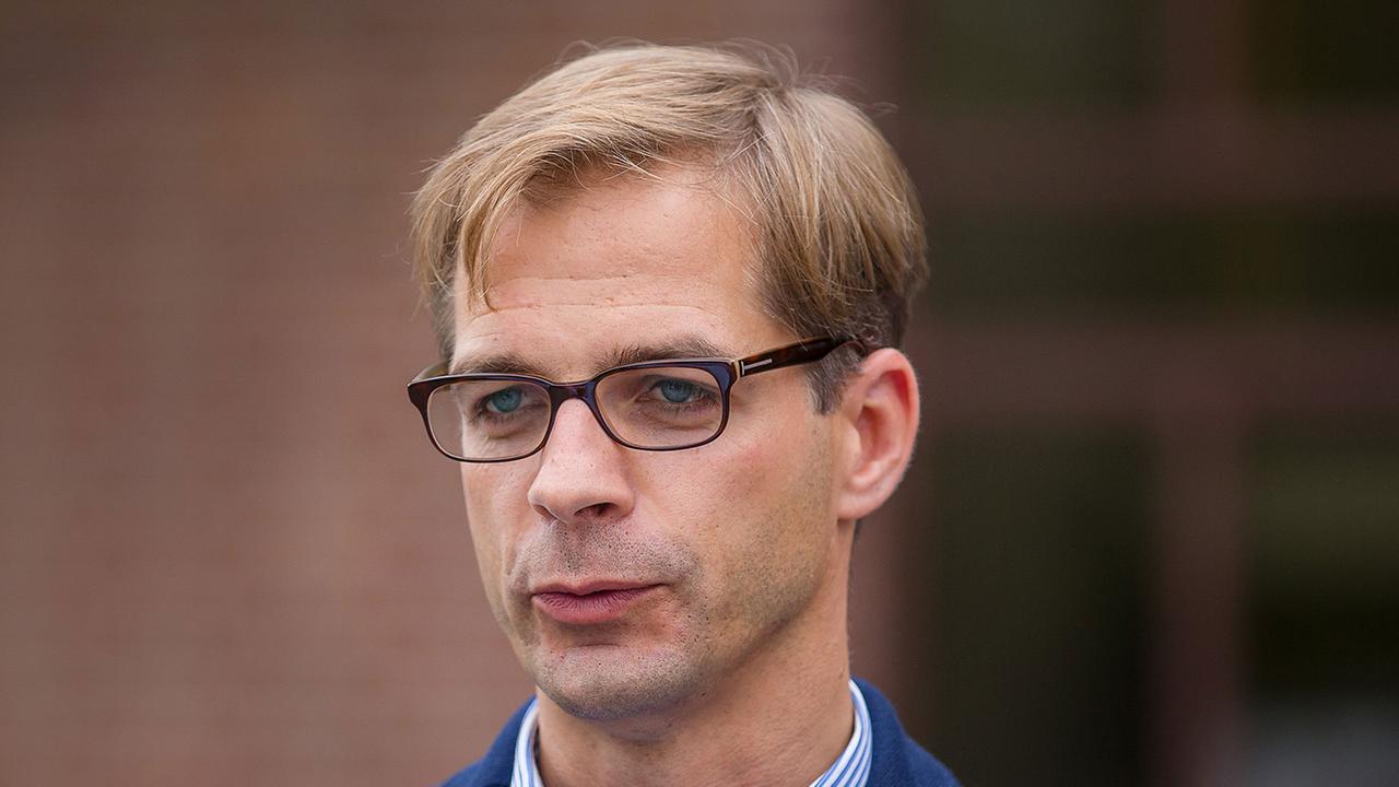 Der Linken-Abgeordnete Stefan Liebich unterhält sich am 09.10.2013 während der Mittagspause vor einem Hotel in Bersteland (Brandenburg). Der Linken-Abgeordnete Stefan Liebich unterhält sich am 09.10.2013 während der Mittagspause vor einem Hotel in Bersteland (Brandenburg).