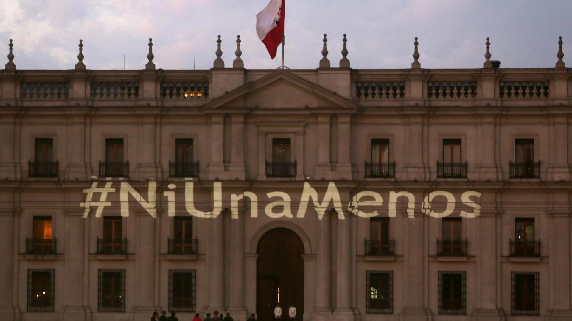 Das Protestmotto "#NiUnaMenos" projiziert auf dem chilenischen Präsidentenpalast