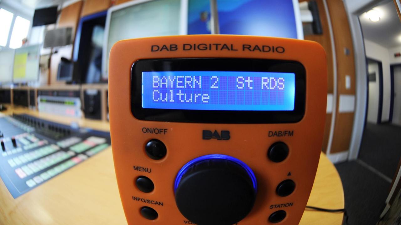 Ein Digitalradio steht in einem Radiostudio. Ein Digitalradio steht in einem Radiostudio.
