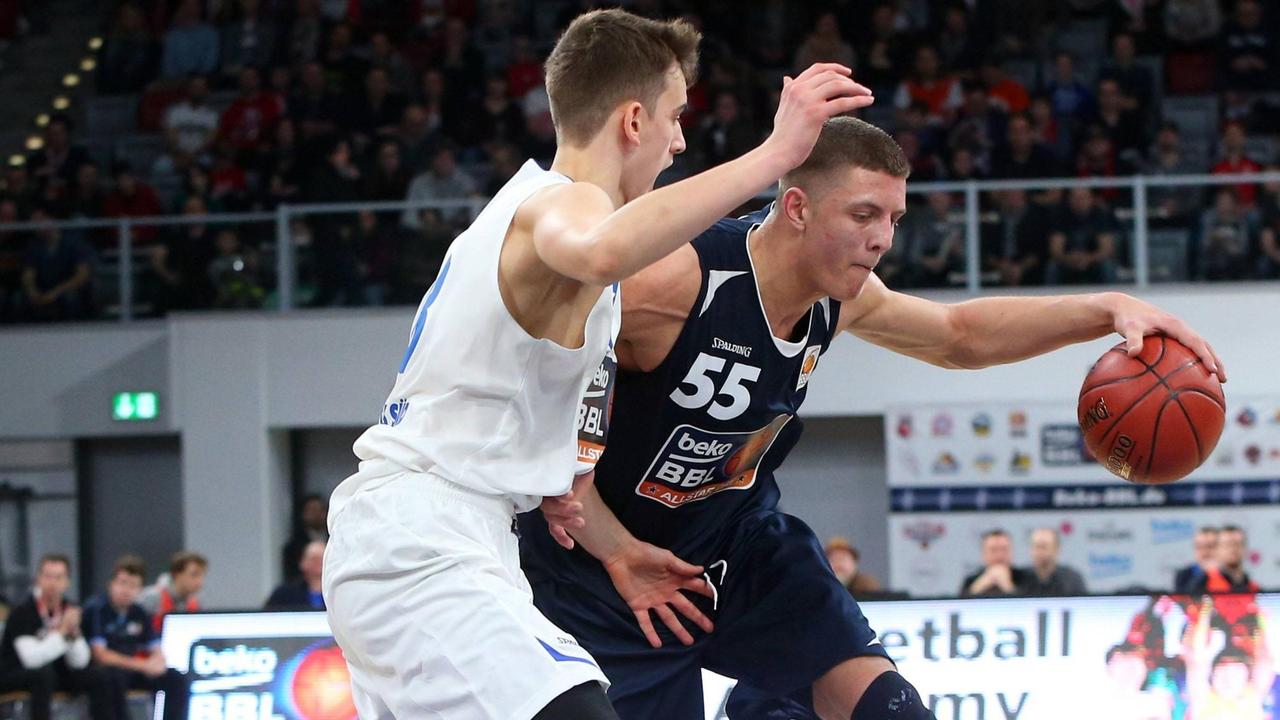 Basketball-Talent Isaiah Hartenstein (r., damals noch bei den Young Dragons) im Duell mit Tibor Taras (TSV Breitengüßbach). Basketball-Talent Isaiah Hartenstein (r., damals noch bei den Young Dragons) im Duell mit Tibor Taras (TSV Breitengüßbach).