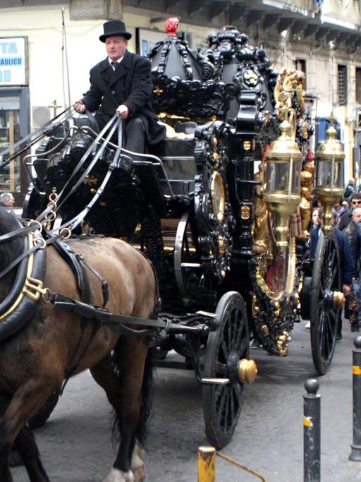 Trauermarsch mit Pferdekutsche durch Neapel für die verstorbene Witwe Amalia Stolder des Camorra-Bosses Carmine Giuliano am 30. März 2011