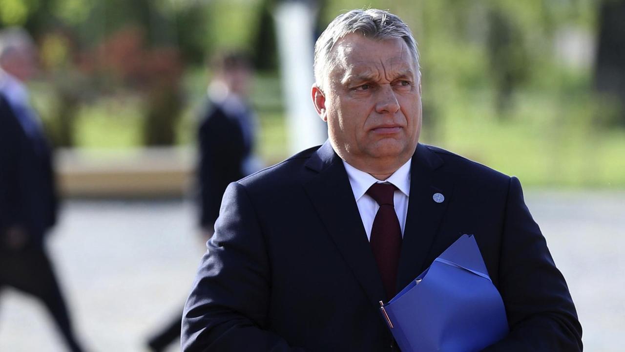 Der ungarische Premierminister Viktor Orban steht im im Mai 2018 in Sofia in hellen Tageslicht.