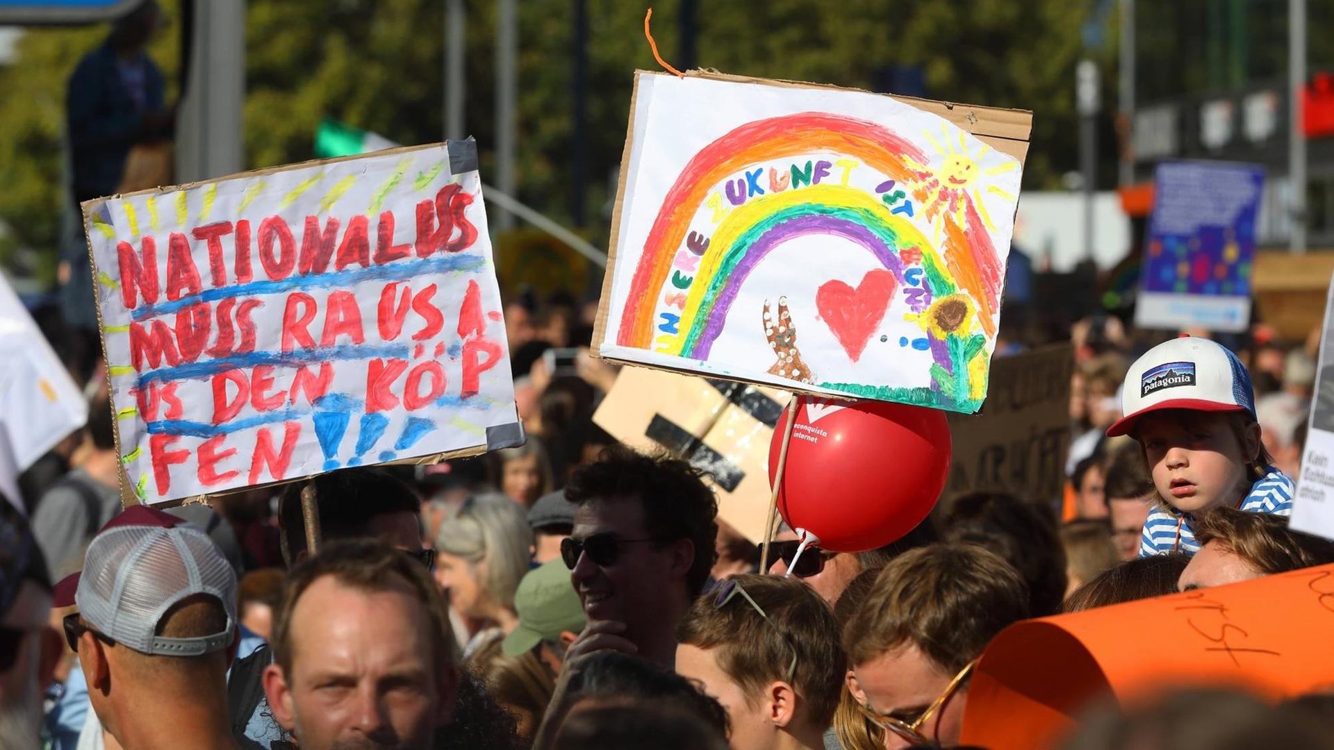 Großkundgebung Unteilbar - Solidarität statt Ausgrenzung - Zehntausende protestieren gegen Rassimus - Für eine freie Geselllschaft - Berlin, Deutschland, 13.10.2018 Großkundgebung Unteilbar - Solidarität statt Ausgrenzung - Zehntausende protestieren gegen Rassimus - Für eine freie Geselllschaft - Berlin, Deutschland, 13.10.2018