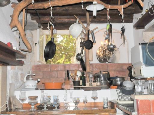 Diverse Küchengeräte hängen, stehen und liegen in der Küche des Künstlers Arsenije Jovanović
