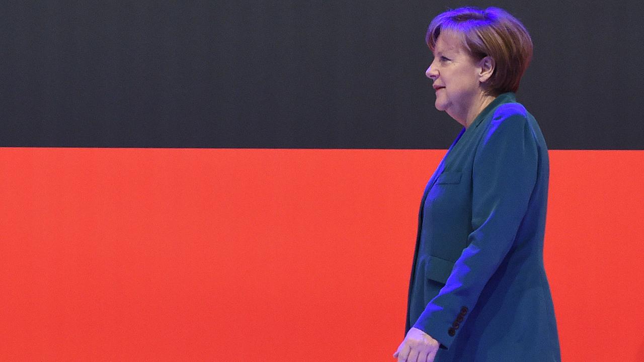 Bundeskanzlerin Angela Merkel vor einer Deutschlandfahne Bundeskanzlerin Angela Merkel vor einer Deutschlandfahne