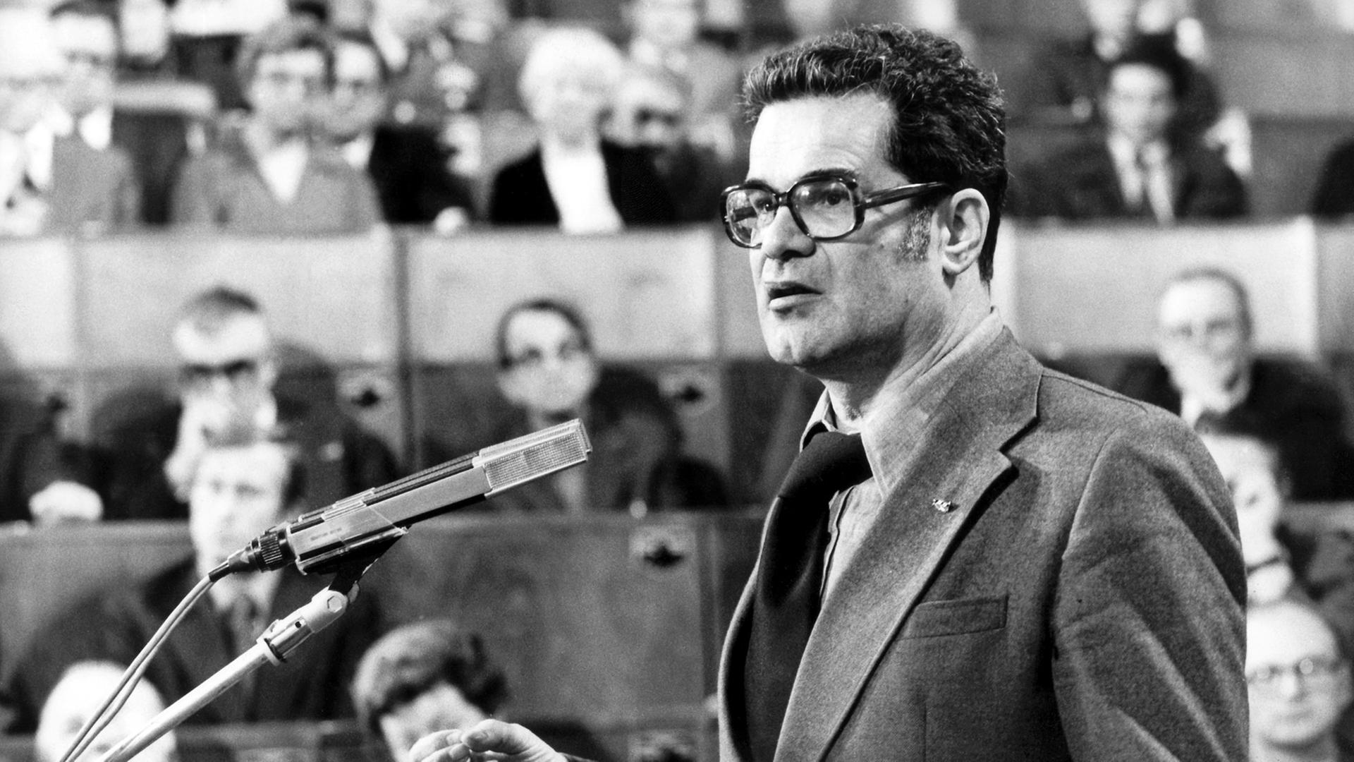 Konrad Wolf, Regisseur des 1964 erschienenen Films "Der geteilte Himmel", stellt im Februar 1977 in Ost-Berlin seinen Film "Mama, ich lebe" vor. Konrad Wolf, Regisseur des 1964 erschienenen Films "Der geteilte Himmel", stellt im Februar 1977 in Ost-Berlin seinen Film "Mama, ich lebe" vor.