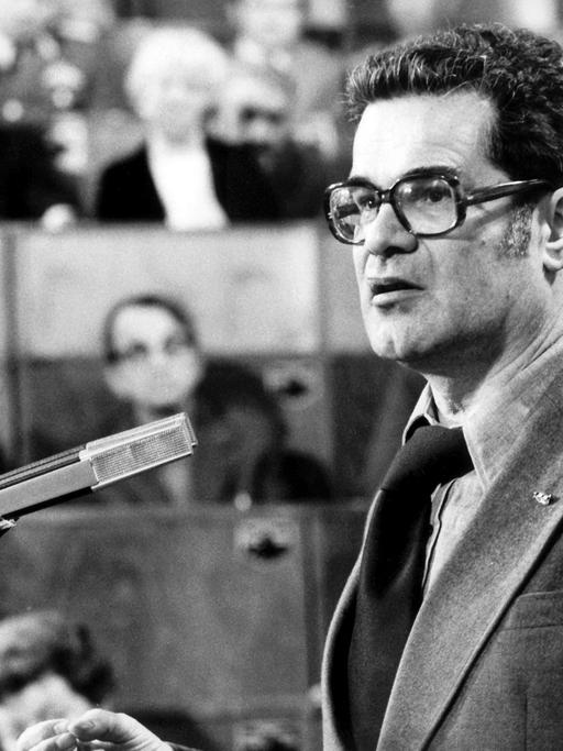 Konrad Wolf, Regisseur des 1964 erschienenen Films "Der geteilte Himmel", stellt im Februar 1977 in Ost-Berlin seinen Film "Mama, ich lebe" vor.