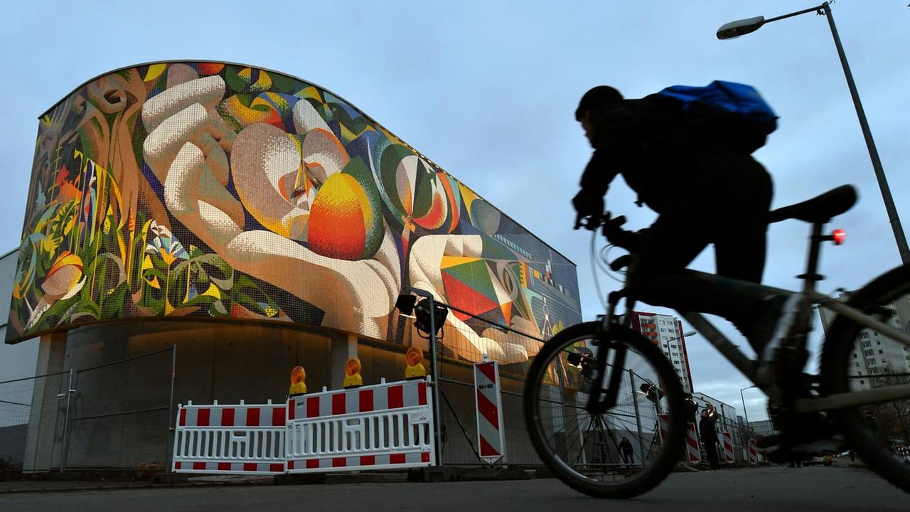 Das Wandmosaik von Josep Renau "Die Beziehung des Menschen zu Natur und Technik" Das Wandmosaik von Josep Renau "Die Beziehung des Menschen zu Natur und Technik"