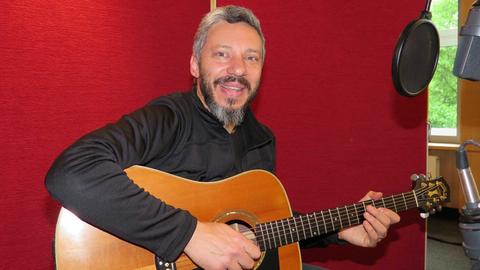Der griechisch-zypriotische Musiker Alkinoos Ioannidis zu Gast bei Deutschlandradio Kultur.
