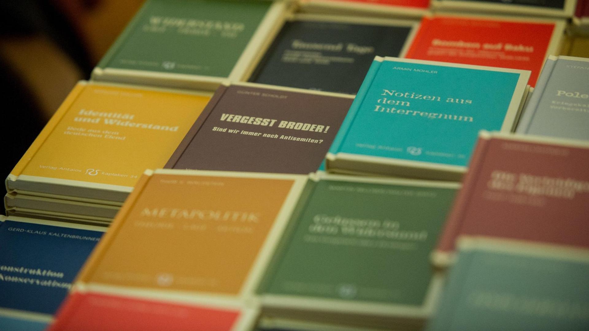 Auf einem Tisch auf der Frankfurter Buchmesse liegen verschiedene Titel des Verlags Antaios. Auf einem Tisch auf der Frankfurter Buchmesse liegen verschiedene Titel des Verlags Antaios.