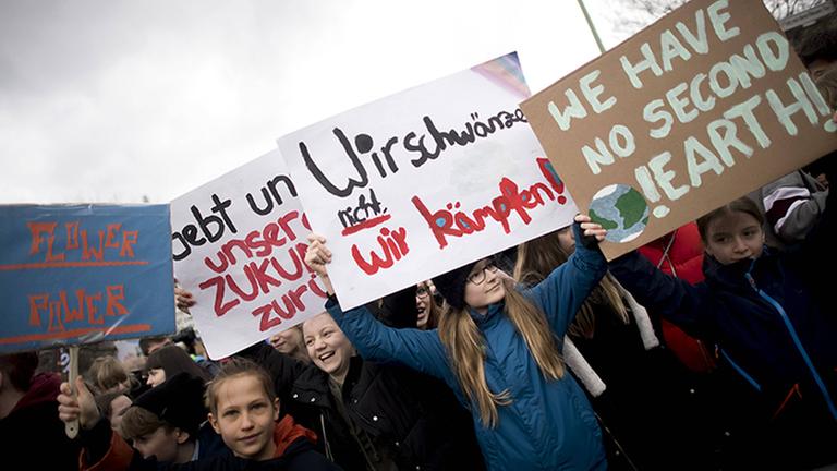 Students FridaysForFuture Climate-Protest DEU, Deutschland, Germany, Berlin, 15.03.2019 Demonstranten mit Schild Wir schwaentzen nicht Wir Kaempfen auf der Demonstration von Schuelerinnen und Schueler der weltweiten Bewegung FridaysForFuture unter dem Motto Wir Streiken Bis Ihr Handelt in Berlin. Die Schueler und Studenten protestieren und streiken fuer einen radikalen Wandel der Klimapolitik, den Klimaschutz, der Einhaltung des 1,5-Grad-Ziels und dem Ausstieg aus der Kohlepolitik. Student Environmental activists with sign during the worldwide movement FridaysForFuture, Fridays for Future, or Global Strike for Future climate protest, on March 15th, 2019 in Berlin, Germany. The protest is in favour for a radical climate change, against coal-based energy policy and the failure of older generations to address the destruction of the planet. T Students FridaysForFuture Climate-Protest DEU, Deutschland, Germany, Berlin, 15.03.2019 Demonstranten mit Schild Wir schwaentzen nicht Wir Kaempfen auf der Demonstration von Schuelerinnen und Schueler der weltweiten Bewegung FridaysForFuture unter dem Motto Wir Streiken Bis Ihr Handelt in Berlin. Die Schueler und Studenten protestieren und streiken fuer einen radikalen Wandel der Klimapolitik, den Klimaschutz, der Einhaltung des 1,5-Grad-Ziels und dem Ausstieg aus der Kohlepolitik. Student Environmental activists with sign during the worldwide movement FridaysForFuture, Fridays for Future, or Global Strike for Future climate protest, on March 15th, 2019 in Berlin, Germany. The protest is in favour for a radical climate change, against coal-based energy policy and the failure of older generations to address the destruction of the planet. T