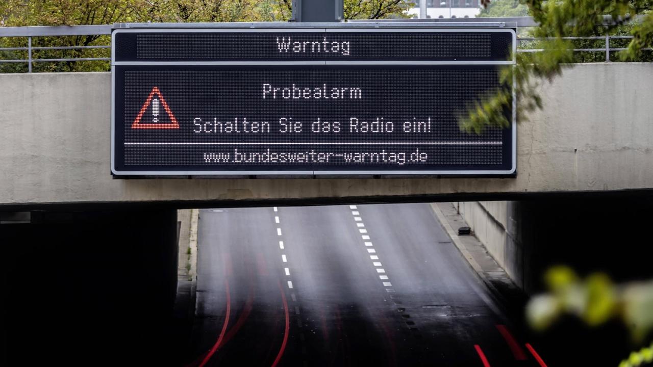 Warntag 2020: Auch Wechselverkehrszeichen an der Bundesstraße B14 in Stuttgart wurden in die Übung integriert. Sie weisen auf den Testalarm hin. Warntag 2020: Auch Wechselverkehrszeichen an der Bundesstraße B14 in Stuttgart wurden in die Übung integriert. Sie weisen auf den Testalarm hin.
