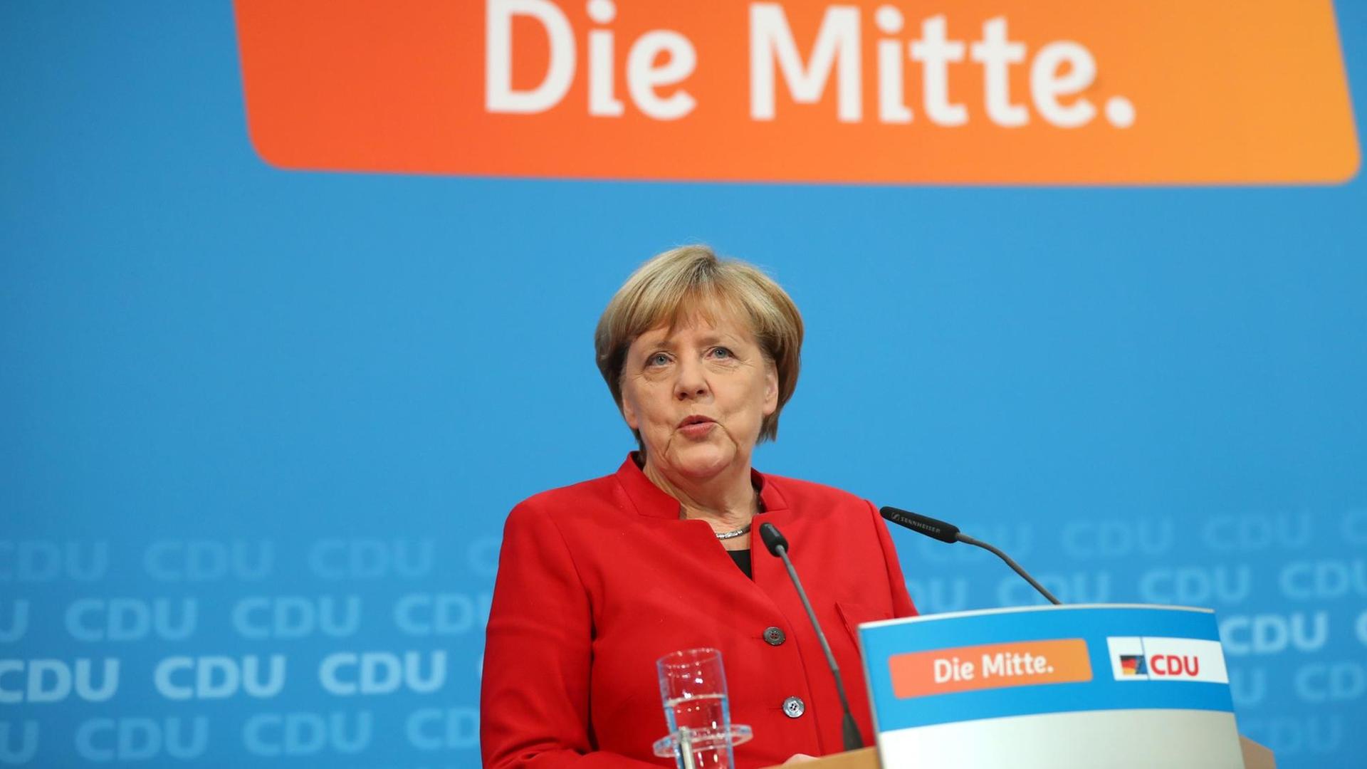 Bundeskanzlerin Angela Merkel bei einer Pressekonferenz in der CDU-Parteizentrale in Berlin Bundeskanzlerin Angela Merkel bei einer Pressekonferenz in der CDU-Parteizentrale in Berlin