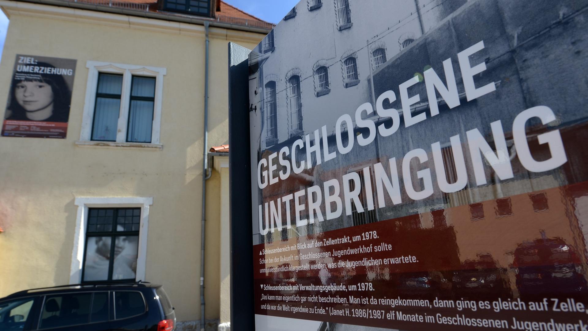 Eine Informationstafel mit der Aufschrift "Geschlossene Unterbringung" steht am 14.09.2013 neben dem Gebäude des ehemaligen Jugendwerkhofes und der heutigen "Gedenkstätte Geschlossener Jugendwerkhof" in Torgau (Sachsen). Eine Informationstafel mit der Aufschrift "Geschlossene Unterbringung" steht am 14.09.2013 neben dem Gebäude des ehemaligen Jugendwerkhofes und der heutigen "Gedenkstätte Geschlossener Jugendwerkhof" in Torgau (Sachsen).