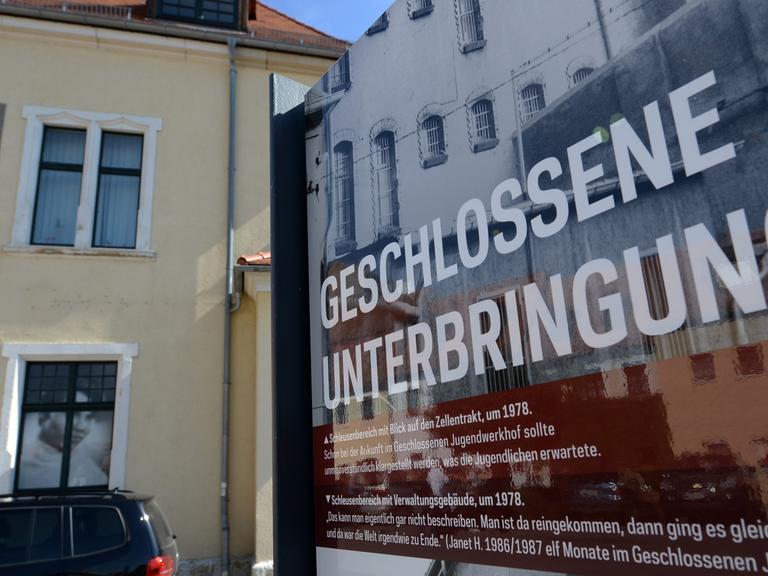 Eine Informationstafel mit der Aufschrift "Geschlossene Unterbringung" steht am 14.09.2013 neben dem Gebäude des ehemaligen Jugendwerkhofes und der heutigen "Gedenkstätte Geschlossener Jugendwerkhof" in Torgau (Sachsen).