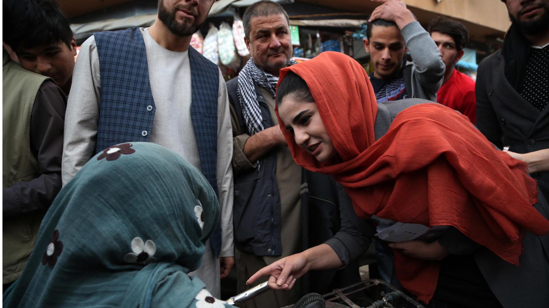 (181018) -- KABUL, Oct. 18, 2018 () -- A female parliamentary election candidate, Maryam Sama (R), campaigns on a street in Kabul, capital of Afghanistan, Oct. 13, 2018. During the upcoming polls, nearly 9 million registered voters, including 3 million women, out of some 12 million eligible Afghans, will cast their ballots to elect members of the lower house for a five-year term. (/Rahmat Alizadah) (hy) |