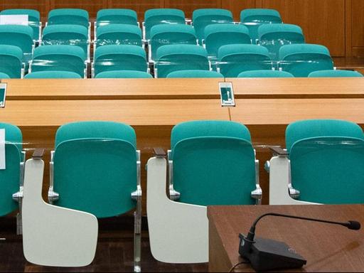 Gerichtsverhandlung im Zeichen der Corona Krise, nur sehr wenige Plätze stehen zur Verfügung, Reihen sind mit dem Hinweis "gesperrt" versehen, Sitze sind durch Folie nicht zugänglich gemacht. Frankfurt am Main, 25. März 2020.