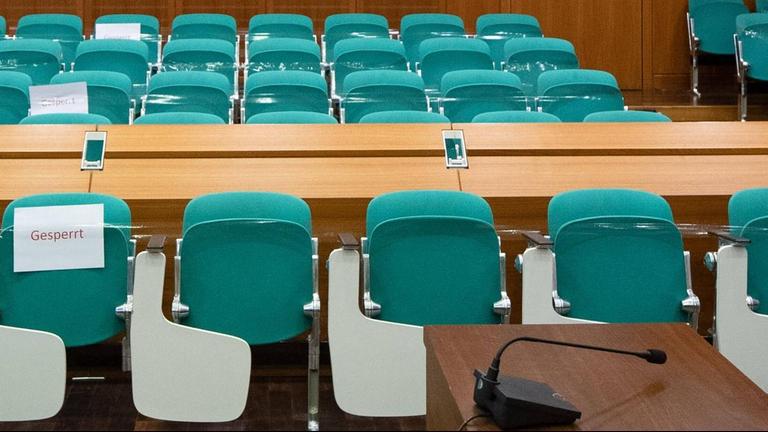 Gerichtsverhandlung im Zeichen der Corona Krise, nur sehr wenige Plätze stehen zur Verfügung, Reihen sind mit dem Hinweis "gesperrt" versehen, Sitze sind durch Folie nicht zugänglich gemacht. Frankfurt am Main, 25. März 2020. Gerichtsverhandlung im Zeichen der Corona Krise, nur sehr wenige Plätze stehen zur Verfügung, Reihen sind mit dem Hinweis "gesperrt" versehen, Sitze sind durch Folie nicht zugänglich gemacht. Frankfurt am Main, 25. März 2020.