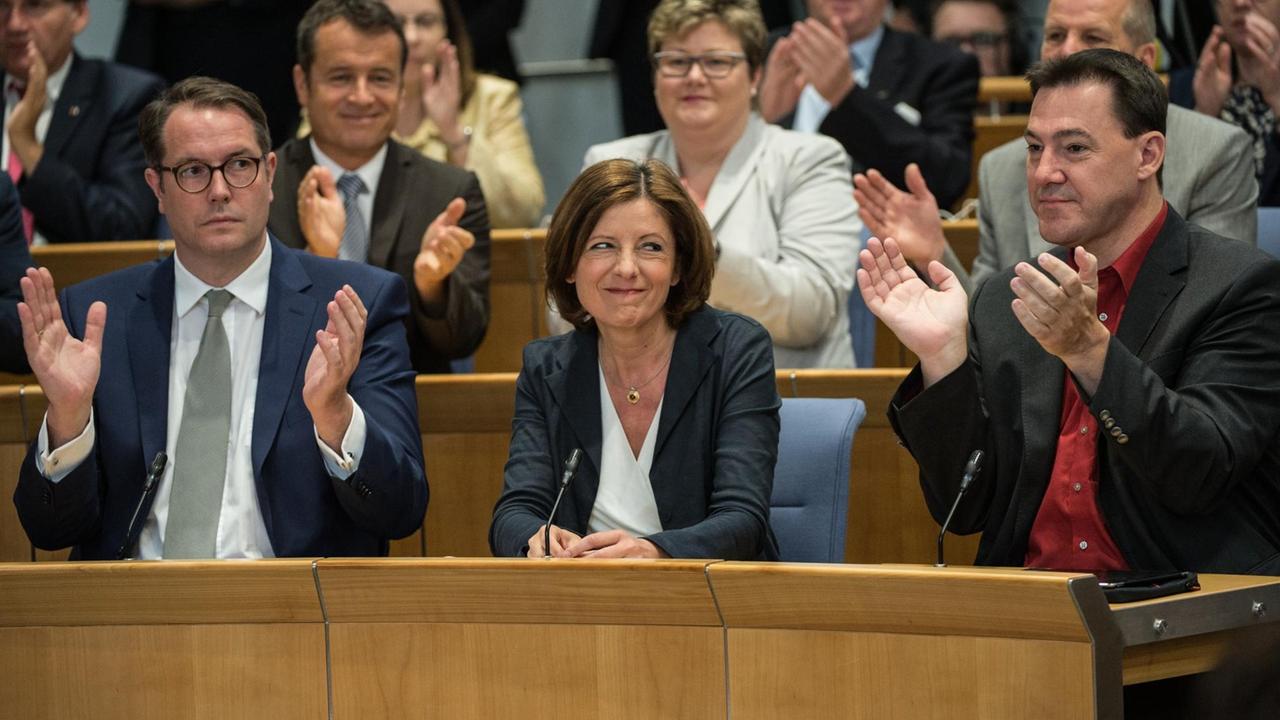 Malu Dreyer nach dem überstandenen Misstrauensvotum im rheinland-pfälzischen Landtag Malu Dreyer nach dem überstandenen Misstrauensvotum im rheinland-pfälzischen Landtag