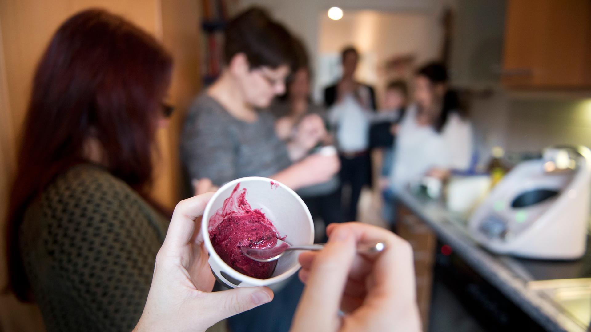 Eine Teilnehmerin der Vorwerk-Verkaufsparty isst ein Eis, dass in dem vorgezeigten Küchengerät "Thermomix" hergestellt wurde. Eine Teilnehmerin der Vorwerk-Verkaufsparty isst ein Eis, dass in dem vorgezeigten Küchengerät "Thermomix" hergestellt wurde.