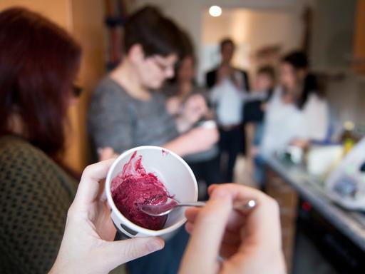 Eine Teilnehmerin der Vorwerk-Verkaufsparty isst ein Eis, dass in dem vorgezeigten Küchengerät "Thermomix" hergestellt wurde.