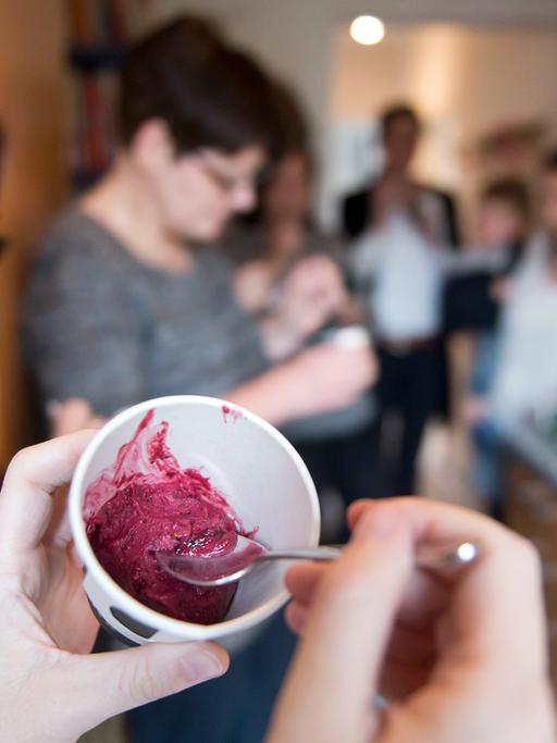 Eine Teilnehmerin der Vorwerk-Verkaufsparty isst ein Eis, dass in dem vorgezeigten Küchengerät "Thermomix" hergestellt wurde.