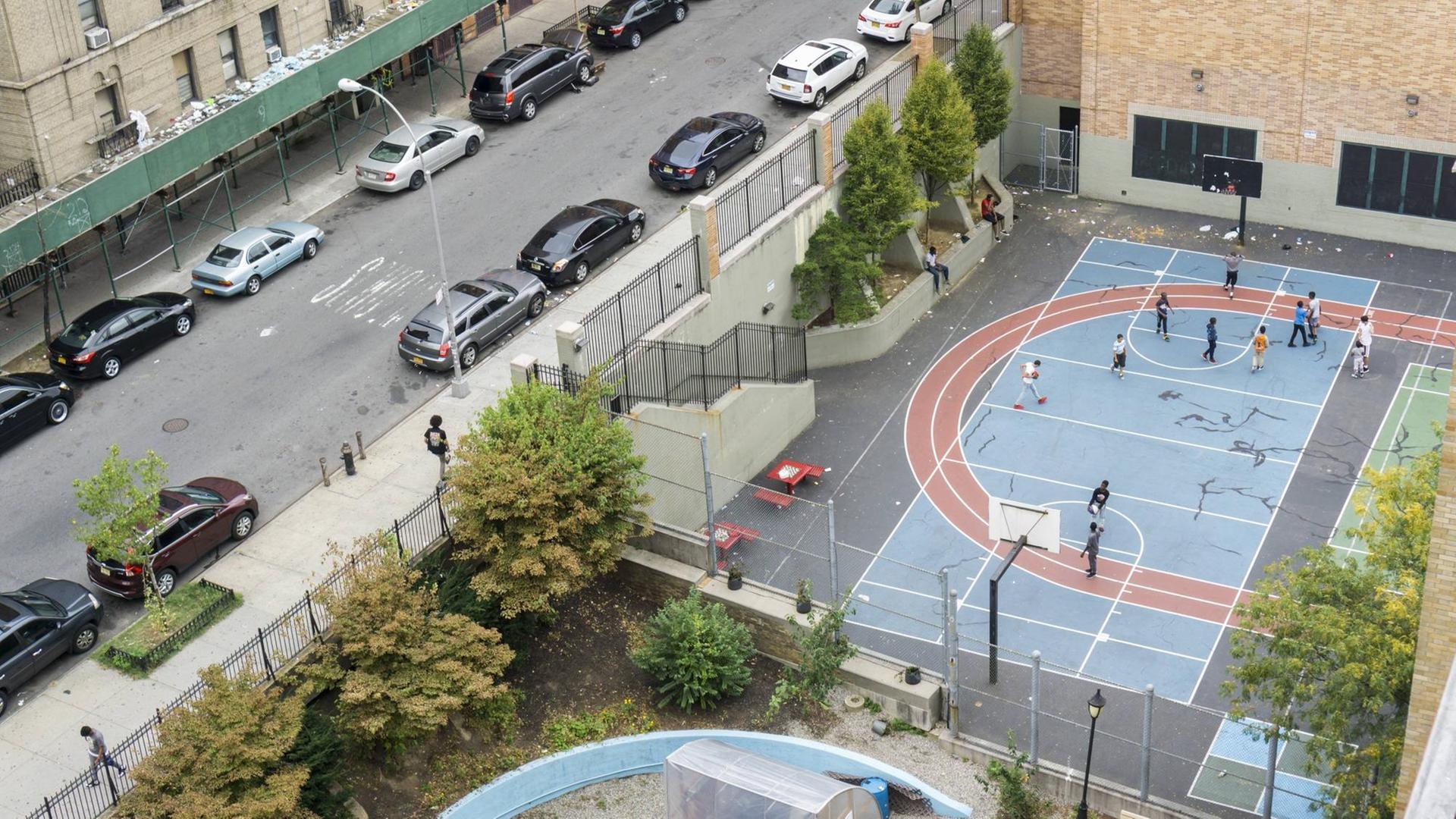 Ein Schul-Basketballfeld in der Bronx in New York