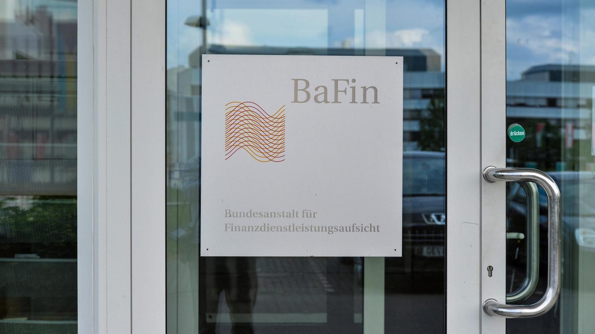 Schild an der Tür der Bundesanstalt für Finanzdienstleistungsaufsicht in Bonn Schild an der Tür der Bundesanstalt für Finanzdienstleistungsaufsicht in Bonn
