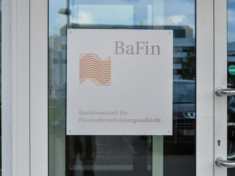 Schild an der Tür der Bundesanstalt für Finanzdienstleistungsaufsicht in Bonn