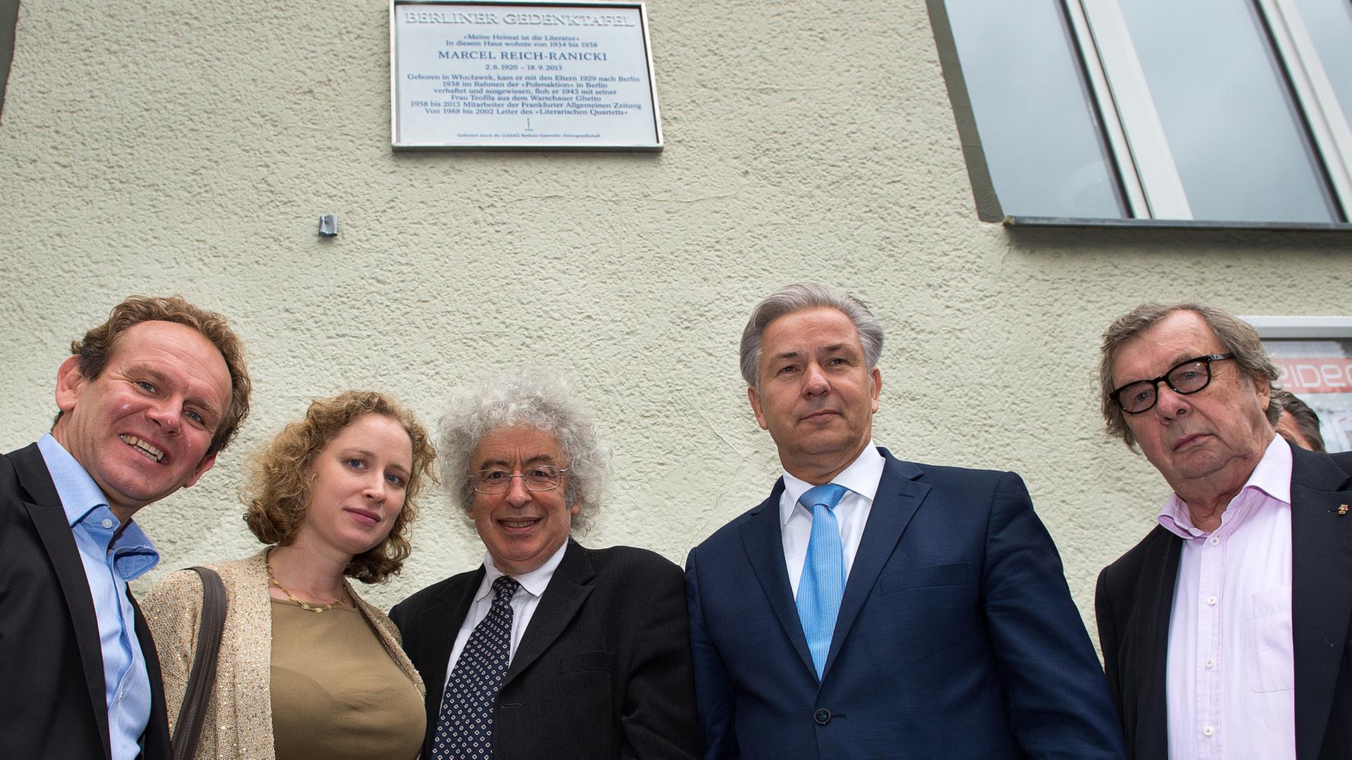 Andrew Ranicki, Sohn von Marcel Reich-Ranicki, seine Tochter Carla Ranicki (2. v. l), Klaus Wowereit (2. v. r.), Regierender Bürgermeister von Berlin, Hellmuth Karasek (r.), langjähriger Weggefährte, und Stefan Grützmacher, Vorstandsvorsitzender der Gasag Andrew Ranicki, Sohn von Marcel Reich-Ranicki, seine Tochter Carla Ranicki (2. v. l), Klaus Wowereit (2. v. r.), Regierender Bürgermeister von Berlin, Hellmuth Karasek (r.), langjähriger Weggefährte, und Stefan Grützmacher, Vorstandsvorsitzender der Gasag