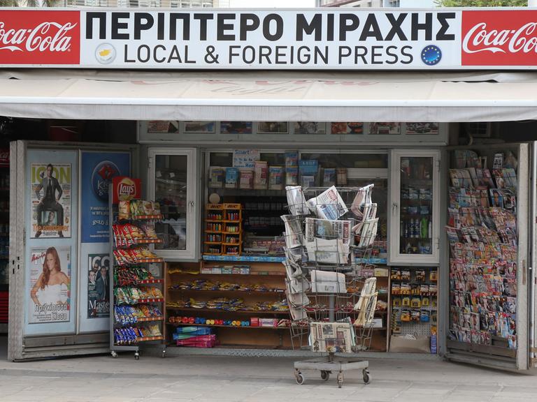Lokale und internationale Presse wird am 17.09.2015 im zypriotischen Nikosia an einem Kiosk verkauft.